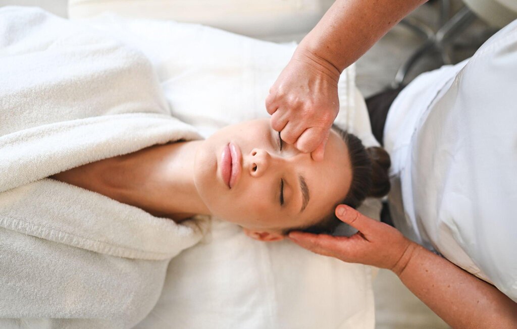 DIY Facial Acupressure for Glowing Skin: Natural Wrinkle Reduction & Tension Relief at Home